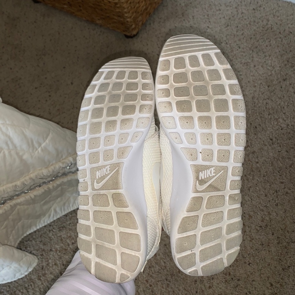 Women’s white 8.5 Nike roshe sneaker - Picture 4 of 4